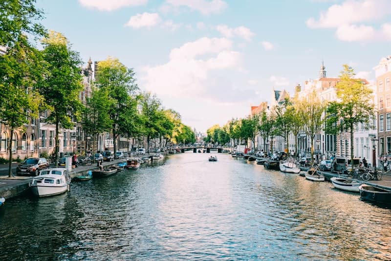 Dasmë në Amsterdam pranë një kanali me QR kod për fotot e të ftuarve