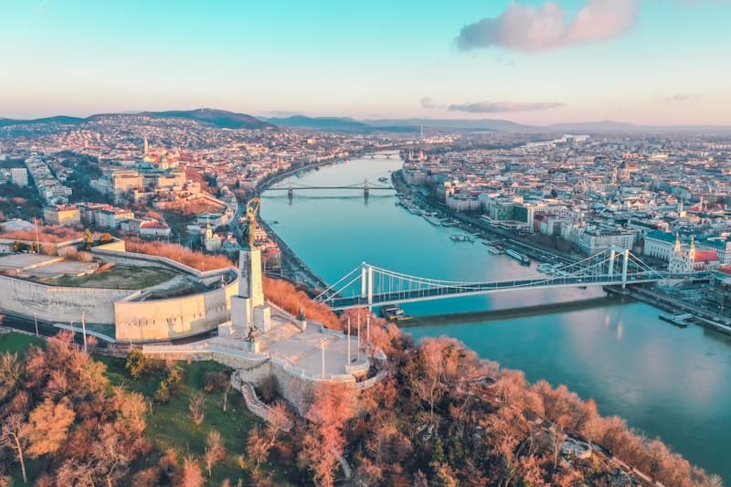 Dasmë në Budapest pranë Danubit me QR kod për fotot e të ftuarve