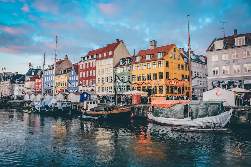 Dasmë në Kopenhagen pranë portit me QR kod për fotot e të ftuarve